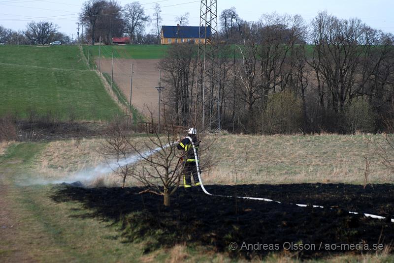 DSC_0013.JPG - Ännu en gång larmades räddningstjänsten till en brand bakom tegelbruksskolan. Denna gången var branden av mindre storlek. Och man misstänker att branden kan vara anlagd, När räddningstjänsten kom till platsen såg man minst tre personer springa från platsen. Branden var snabbt under kontroll.