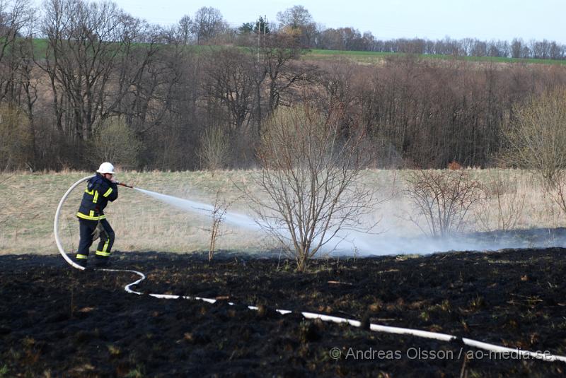 DSC_0015.JPG - Ännu en gång larmades räddningstjänsten till en brand bakom tegelbruksskolan. Denna gången var branden av mindre storlek. Och man misstänker att branden kan vara anlagd, När räddningstjänsten kom till platsen såg man minst tre personer springa från platsen. Branden var snabbt under kontroll.