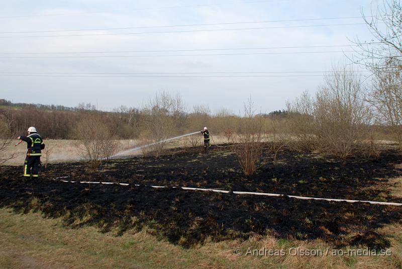 DSC_0016.JPG - Ännu en gång larmades räddningstjänsten till en brand bakom tegelbruksskolan. Denna gången var branden av mindre storlek. Och man misstänker att branden kan vara anlagd, När räddningstjänsten kom till platsen såg man minst tre personer springa från platsen. Branden var snabbt under kontroll.