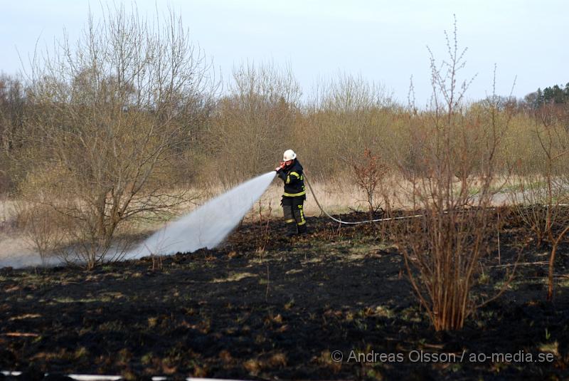 DSC_0018.JPG - Ännu en gång larmades räddningstjänsten till en brand bakom tegelbruksskolan. Denna gången var branden av mindre storlek. Och man misstänker att branden kan vara anlagd, När räddningstjänsten kom till platsen såg man minst tre personer springa från platsen. Branden var snabbt under kontroll.