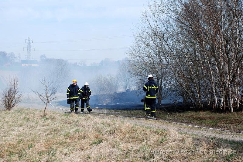 DSC_0073.JPG - vid 12,10 larmades räddningstjänsten till en gräsbrand bakom tegelbruksskolan i Klippan. Det var ett större område som brann. Men räddningstjänten fick kontroll över branden relativt snabbt. Bakom skolan nere vid reningsverket så är där bara långt tort gräs och träd, så hade inte branden upptäckts i tid hade de kunnat bli en farlig spridning.