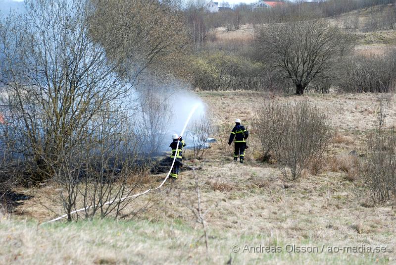 DSC_0077.JPG - vid 12,10 larmades räddningstjänsten till en gräsbrand bakom tegelbruksskolan i Klippan. Det var ett större område som brann. Men räddningstjänten fick kontroll över branden relativt snabbt. Bakom skolan nere vid reningsverket så är där bara långt tort gräs och träd, så hade inte branden upptäckts i tid hade de kunnat bli en farlig spridning.