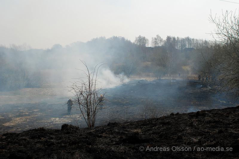 DSC_0084.JPG - vid 12,10 larmades räddningstjänsten till en gräsbrand bakom tegelbruksskolan i Klippan. Det var ett större område som brann. Men räddningstjänten fick kontroll över branden relativt snabbt. Bakom skolan nere vid reningsverket så är där bara långt tort gräs och träd, så hade inte branden upptäckts i tid hade de kunnat bli en farlig spridning.