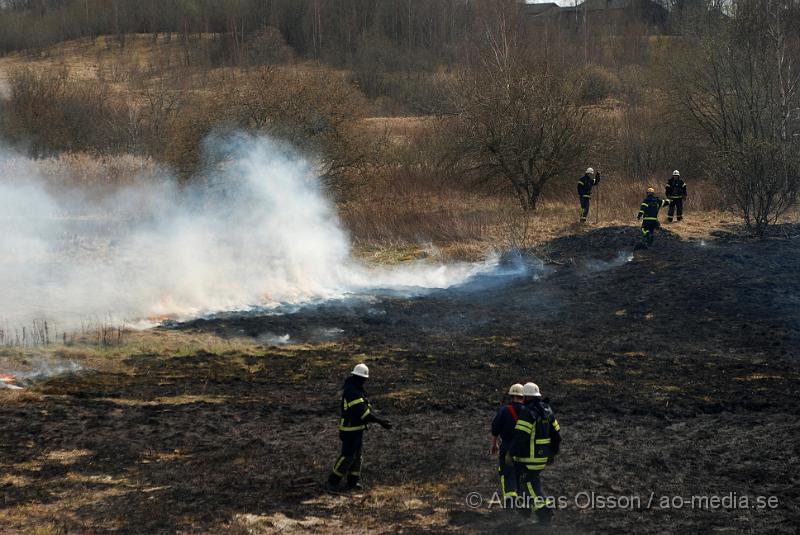 DSC_0087.JPG - vid 12,10 larmades räddningstjänsten till en gräsbrand bakom tegelbruksskolan i Klippan. Det var ett större område som brann. Men räddningstjänten fick kontroll över branden relativt snabbt. Bakom skolan nere vid reningsverket så är där bara långt tort gräs och träd, så hade inte branden upptäckts i tid hade de kunnat bli en farlig spridning.