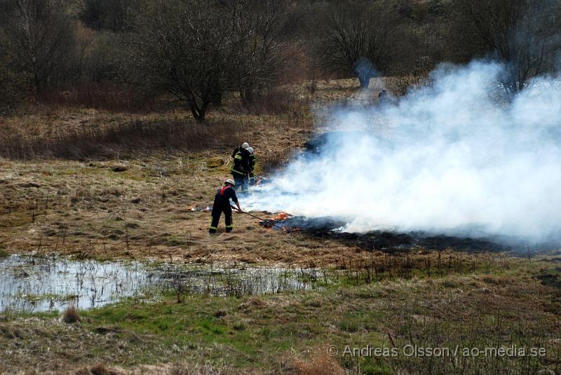 DSC_0090.JPG - vid 12,10 larmades räddningstjänsten till en gräsbrand bakom tegelbruksskolan i Klippan. Det var ett större område som brann. Men räddningstjänten fick kontroll över branden relativt snabbt. Bakom skolan nere vid reningsverket så är där bara långt tort gräs och träd, så hade inte branden upptäckts i tid hade de kunnat bli en farlig spridning.