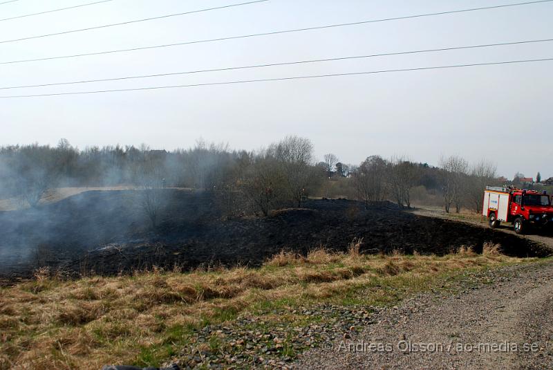 DSC_0093.JPG - vid 12,10 larmades räddningstjänsten till en gräsbrand bakom tegelbruksskolan i Klippan. Det var ett större område som brann. Men räddningstjänten fick kontroll över branden relativt snabbt. Bakom skolan nere vid reningsverket så är där bara långt tort gräs och träd, så hade inte branden upptäckts i tid hade de kunnat bli en farlig spridning.