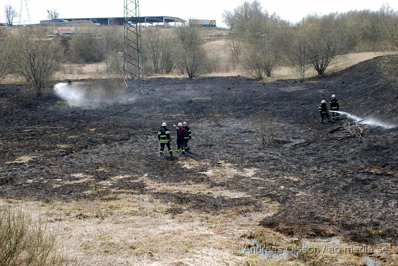 DSC_0100.JPG - vid 12,10 larmades räddningstjänsten till en gräsbrand bakom tegelbruksskolan i Klippan. Det var ett större område som brann. Men räddningstjänten fick kontroll över branden relativt snabbt. Bakom skolan nere vid reningsverket så är där bara långt tort gräs och träd, så hade inte branden upptäckts i tid hade de kunnat bli en farlig spridning.