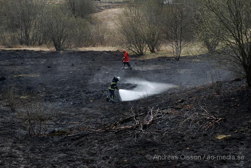 DSC_0101.JPG - vid 12,10 larmades räddningstjänsten till en gräsbrand bakom tegelbruksskolan i Klippan. Det var ett större område som brann. Men räddningstjänten fick kontroll över branden relativt snabbt. Bakom skolan nere vid reningsverket så är där bara långt tort gräs och träd, så hade inte branden upptäckts i tid hade de kunnat bli en farlig spridning.