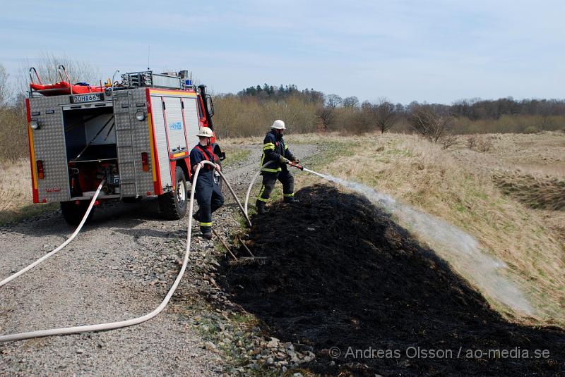 DSC_0103.JPG - vid 12,10 larmades räddningstjänsten till en gräsbrand bakom tegelbruksskolan i Klippan. Det var ett större område som brann. Men räddningstjänten fick kontroll över branden relativt snabbt. Bakom skolan nere vid reningsverket så är där bara långt tort gräs och träd, så hade inte branden upptäckts i tid hade de kunnat bli en farlig spridning.