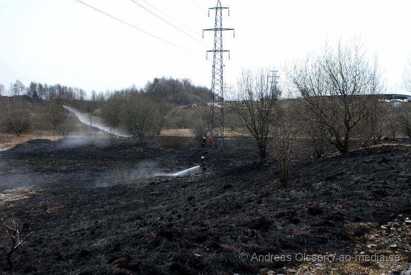 DSC_0105.JPG - vid 12,10 larmades räddningstjänsten till en gräsbrand bakom tegelbruksskolan i Klippan. Det var ett större område som brann. Men räddningstjänten fick kontroll över branden relativt snabbt. Bakom skolan nere vid reningsverket så är där bara långt tort gräs och träd, så hade inte branden upptäckts i tid hade de kunnat bli en farlig spridning.