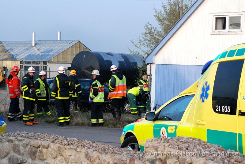 DSC_0033.JPG - Vid 19.10 larmades räddningstjänsten från Klippan och Kvidinge till en trafikolycka på storgatan i kvidingen, samt tre ambulanser. Det var en person som blivit påkörd av en bil och klämts fast mellan bilen och huset. Minst en person fördes till sjukhus med oklara skador.