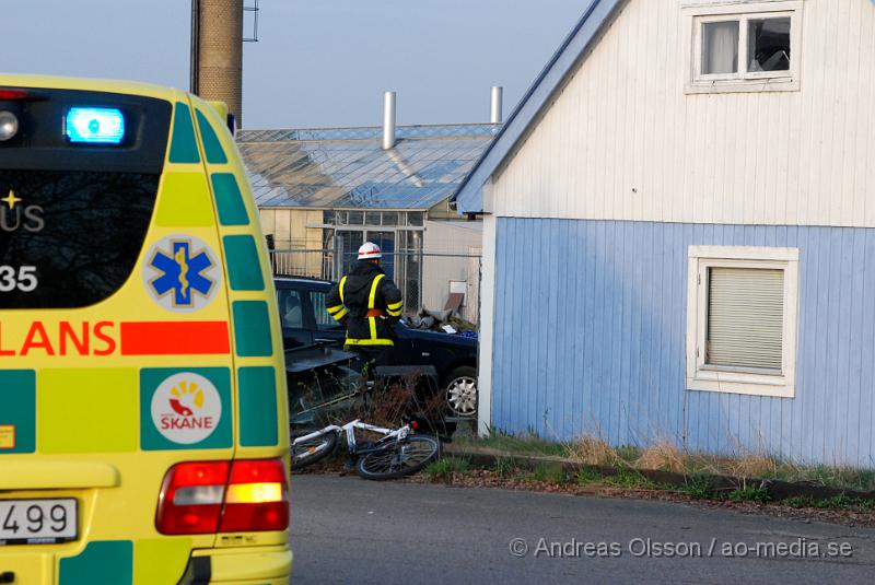 DSC_0036.JPG - Vid 19.10 larmades räddningstjänsten från Klippan och Kvidinge till en trafikolycka på storgatan i kvidingen, samt tre ambulanser. Det var en person som blivit påkörd av en bil och klämts fast mellan bilen och huset. Minst en person fördes till sjukhus med oklara skador.