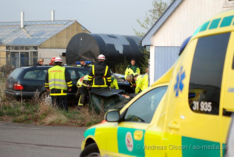 DSC_0040.JPG - Vid 19.10 larmades räddningstjänsten från Klippan och Kvidinge till en trafikolycka på storgatan i kvidingen, samt tre ambulanser. Det var en person som blivit påkörd av en bil och klämts fast mellan bilen och huset. Minst en person fördes till sjukhus med oklara skador.