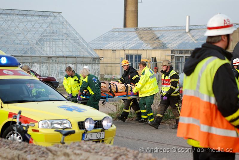 DSC_0046.JPG - Vid 19.10 larmades räddningstjänsten från Klippan och Kvidinge till en trafikolycka på storgatan i kvidingen, samt tre ambulanser. Det var en person som blivit påkörd av en bil och klämts fast mellan bilen och huset. Minst en person fördes till sjukhus med oklara skador.