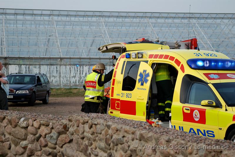 DSC_0049.JPG - Vid 19.10 larmades räddningstjänsten från Klippan och Kvidinge till en trafikolycka på storgatan i kvidingen, samt tre ambulanser. Det var en person som blivit påkörd av en bil och klämts fast mellan bilen och huset. Minst en person fördes till sjukhus med oklara skador.