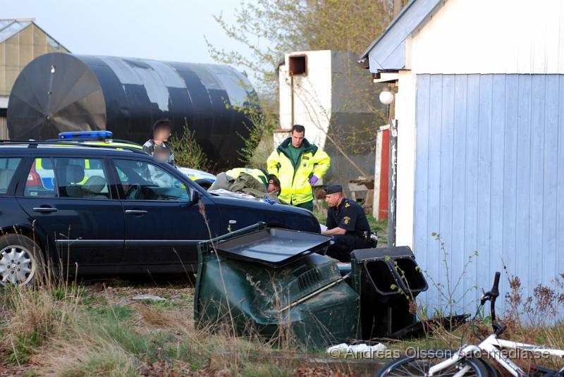 DSC_0058.JPG - Vid 19.10 larmades räddningstjänsten från Klippan och Kvidinge till en trafikolycka på storgatan i kvidingen, samt tre ambulanser. Det var en person som blivit påkörd av en bil och klämts fast mellan bilen och huset. Minst en person fördes till sjukhus med oklara skador.