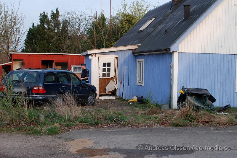 DSC_0059.JPG - Vid 19.10 larmades räddningstjänsten från Klippan och Kvidinge till en trafikolycka på storgatan i kvidingen, samt tre ambulanser. Det var en person som blivit påkörd av en bil och klämts fast mellan bilen och huset. Minst en person fördes till sjukhus med oklara skador.