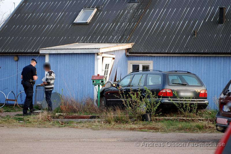 DSC_0064.JPG - Vid 19.10 larmades räddningstjänsten från Klippan och Kvidinge till en trafikolycka på storgatan i kvidingen, samt tre ambulanser. Det var en person som blivit påkörd av en bil och klämts fast mellan bilen och huset. Minst en person fördes till sjukhus med oklara skador.