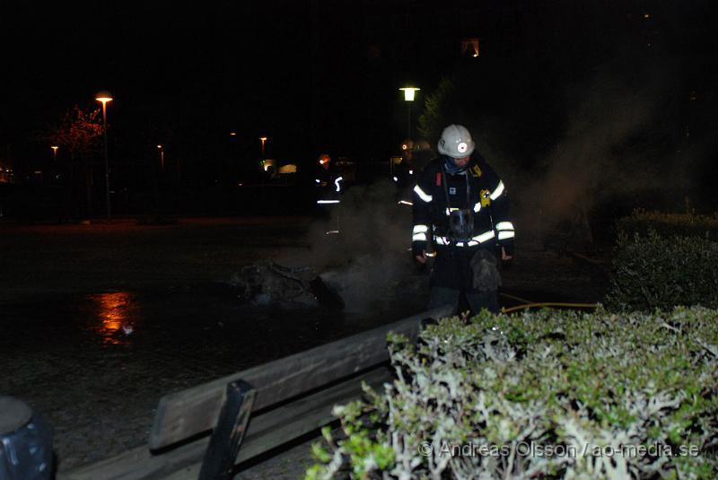 DSC_0023.jpg - Vid 23 tiden larmades räddningstjänsten i Klippan till Torget där det vid dem första uppgifter va att en bänk som brann, när man kom fram visa det sig att det inte var en bänk utan en moped som antagligen någon tänt eld på. Polisen tillkallades till platsen.