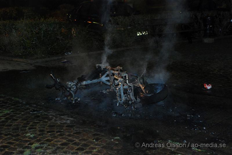 DSC_0025.jpg - Vid 23 tiden larmades räddningstjänsten i Klippan till Torget där det vid dem första uppgifter va att en bänk som brann, när man kom fram visa det sig att det inte var en bänk utan en moped som antagligen någon tänt eld på. Polisen tillkallades till platsen.