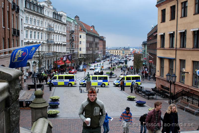 DSC_0002..JPG - Idag demonstrerade högerextremister i Helsingborg, även ett hundratal motdemonstranter från bla AFA demonstrerade. Polisen hade en massiv insatts för att hålla dessa två grupper ifrån varandra, och det lyckades dem med. Den ända insidenten va när motdemonstranterna försökte springa till Konsul Olssons plats där högerextremisterna höll sin demonstration, men stoppades vid kärnan av Polis och blev inringade kring kärnan där dem fick sitta under ca en timmes tid då alla visiterades och sedan fördes in i en buss som körde ut dem ur staden. Ingen ska ha kommit till skada.