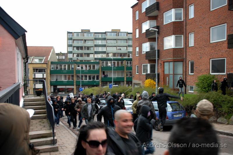 DSC_0004.JPG - Idag demonstrerade högerextremister i Helsingborg, även ett hundratal motdemonstranter från bla AFA demonstrerade. Polisen hade en massiv insatts för att hålla dessa två grupper ifrån varandra, och det lyckades dem med. Den ända insidenten va när motdemonstranterna försökte springa till Konsul Olssons plats där högerextremisterna höll sin demonstration, men stoppades vid kärnan av Polis och blev inringade kring kärnan där dem fick sitta under ca en timmes tid då alla visiterades och sedan fördes in i en buss som körde ut dem ur staden. Ingen ska ha kommit till skada.