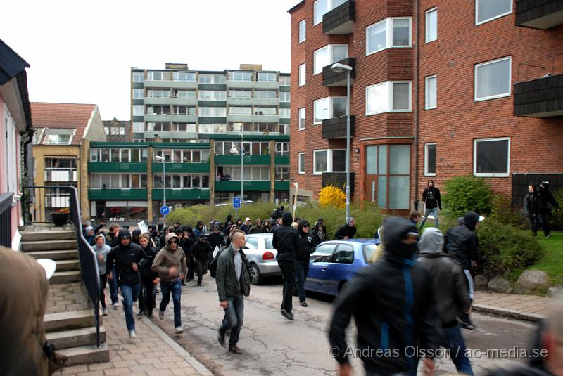 DSC_0006.JPG - Idag demonstrerade högerextremister i Helsingborg, även ett hundratal motdemonstranter från bla AFA demonstrerade. Polisen hade en massiv insatts för att hålla dessa två grupper ifrån varandra, och det lyckades dem med. Den ända insidenten va när motdemonstranterna försökte springa till Konsul Olssons plats där högerextremisterna höll sin demonstration, men stoppades vid kärnan av Polis och blev inringade kring kärnan där dem fick sitta under ca en timmes tid då alla visiterades och sedan fördes in i en buss som körde ut dem ur staden. Ingen ska ha kommit till skada.