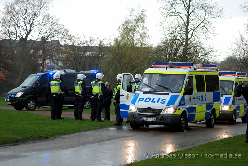 DSC_0007..JPG - Idag demonstrerade högerextremister i Helsingborg, även ett hundratal motdemonstranter från bla AFA demonstrerade. Polisen hade en massiv insatts för att hålla dessa två grupper ifrån varandra, och det lyckades dem med. Den ända insidenten va när motdemonstranterna försökte springa till Konsul Olssons plats där högerextremisterna höll sin demonstration, men stoppades vid kärnan av Polis och blev inringade kring kärnan där dem fick sitta under ca en timmes tid då alla visiterades och sedan fördes in i en buss som körde ut dem ur staden. Ingen ska ha kommit till skada.