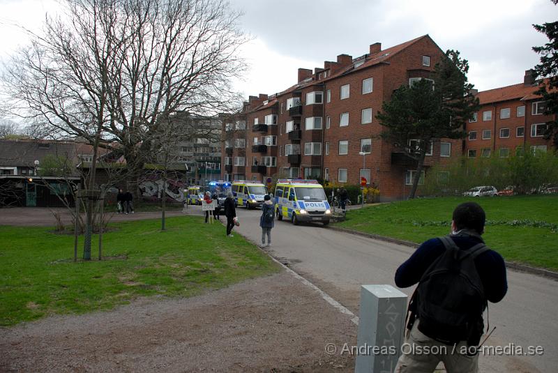 DSC_0007.JPG - Idag demonstrerade högerextremister i Helsingborg, även ett hundratal motdemonstranter från bla AFA demonstrerade. Polisen hade en massiv insatts för att hålla dessa två grupper ifrån varandra, och det lyckades dem med. Den ända insidenten va när motdemonstranterna försökte springa till Konsul Olssons plats där högerextremisterna höll sin demonstration, men stoppades vid kärnan av Polis och blev inringade kring kärnan där dem fick sitta under ca en timmes tid då alla visiterades och sedan fördes in i en buss som körde ut dem ur staden. Ingen ska ha kommit till skada.