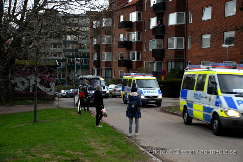 DSC_0009.JPG - Idag demonstrerade högerextremister i Helsingborg, även ett hundratal motdemonstranter från bla AFA demonstrerade. Polisen hade en massiv insatts för att hålla dessa två grupper ifrån varandra, och det lyckades dem med. Den ända insidenten va när motdemonstranterna försökte springa till Konsul Olssons plats där högerextremisterna höll sin demonstration, men stoppades vid kärnan av Polis och blev inringade kring kärnan där dem fick sitta under ca en timmes tid då alla visiterades och sedan fördes in i en buss som körde ut dem ur staden. Ingen ska ha kommit till skada.