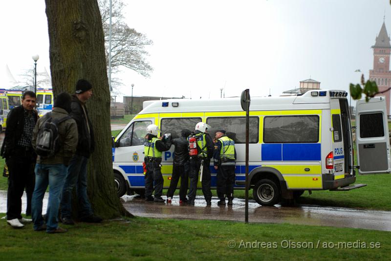 DSC_0010..JPG - Idag demonstrerade högerextremister i Helsingborg, även ett hundratal motdemonstranter från bla AFA demonstrerade. Polisen hade en massiv insatts för att hålla dessa två grupper ifrån varandra, och det lyckades dem med. Den ända insidenten va när motdemonstranterna försökte springa till Konsul Olssons plats där högerextremisterna höll sin demonstration, men stoppades vid kärnan av Polis och blev inringade kring kärnan där dem fick sitta under ca en timmes tid då alla visiterades och sedan fördes in i en buss som körde ut dem ur staden. Ingen ska ha kommit till skada.