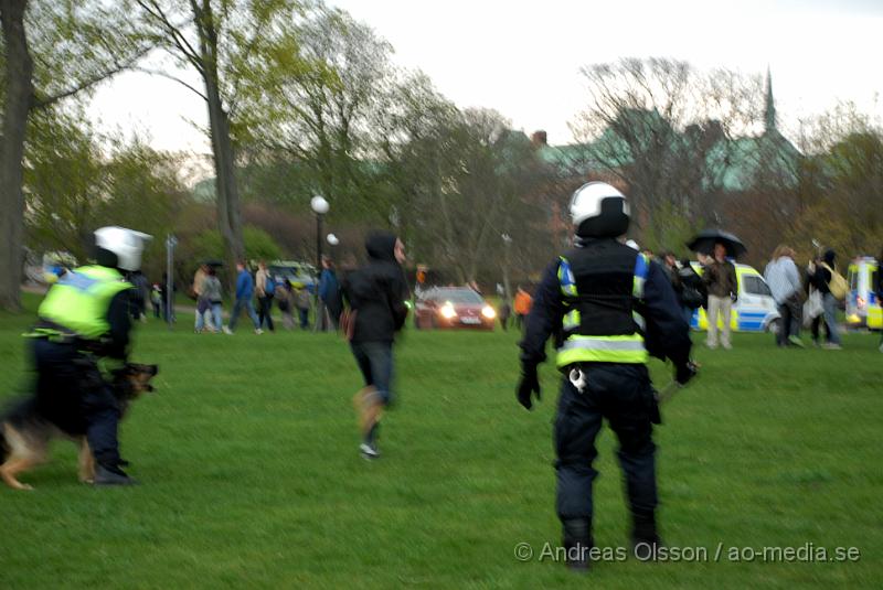 DSC_0010.JPG - Idag demonstrerade högerextremister i Helsingborg, även ett hundratal motdemonstranter från bla AFA demonstrerade. Polisen hade en massiv insatts för att hålla dessa två grupper ifrån varandra, och det lyckades dem med. Den ända insidenten va när motdemonstranterna försökte springa till Konsul Olssons plats där högerextremisterna höll sin demonstration, men stoppades vid kärnan av Polis och blev inringade kring kärnan där dem fick sitta under ca en timmes tid då alla visiterades och sedan fördes in i en buss som körde ut dem ur staden. Ingen ska ha kommit till skada.