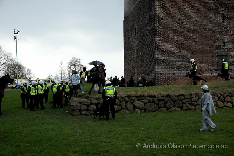 DSC_0011.JPG - Idag demonstrerade högerextremister i Helsingborg, även ett hundratal motdemonstranter från bla AFA demonstrerade. Polisen hade en massiv insatts för att hålla dessa två grupper ifrån varandra, och det lyckades dem med. Den ända insidenten va när motdemonstranterna försökte springa till Konsul Olssons plats där högerextremisterna höll sin demonstration, men stoppades vid kärnan av Polis och blev inringade kring kärnan där dem fick sitta under ca en timmes tid då alla visiterades och sedan fördes in i en buss som körde ut dem ur staden. Ingen ska ha kommit till skada.