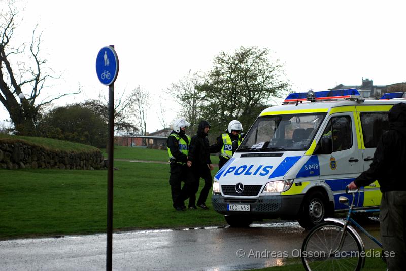 DSC_0012..JPG - Idag demonstrerade högerextremister i Helsingborg, även ett hundratal motdemonstranter från bla AFA demonstrerade. Polisen hade en massiv insatts för att hålla dessa två grupper ifrån varandra, och det lyckades dem med. Den ända insidenten va när motdemonstranterna försökte springa till Konsul Olssons plats där högerextremisterna höll sin demonstration, men stoppades vid kärnan av Polis och blev inringade kring kärnan där dem fick sitta under ca en timmes tid då alla visiterades och sedan fördes in i en buss som körde ut dem ur staden. Ingen ska ha kommit till skada.