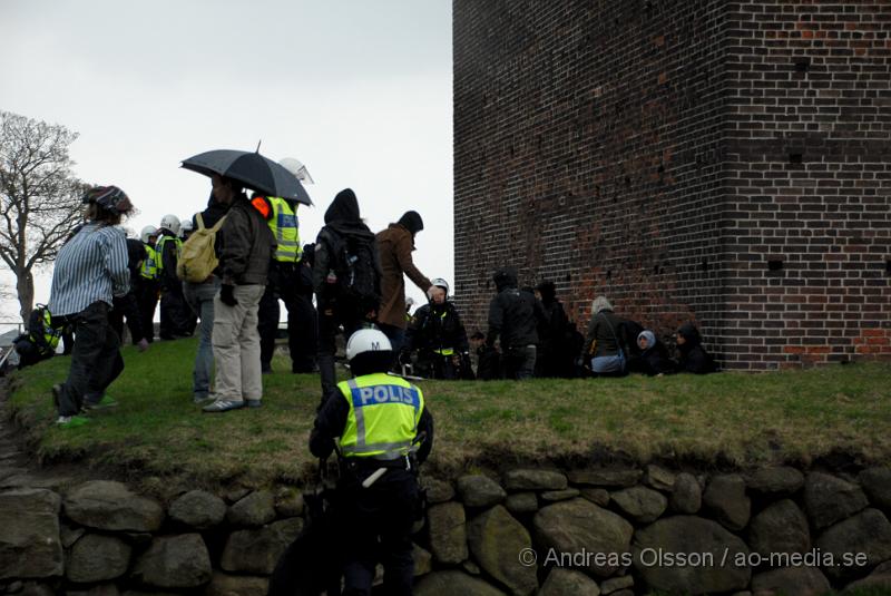 DSC_0013.JPG - Idag demonstrerade högerextremister i Helsingborg, även ett hundratal motdemonstranter från bla AFA demonstrerade. Polisen hade en massiv insatts för att hålla dessa två grupper ifrån varandra, och det lyckades dem med. Den ända insidenten va när motdemonstranterna försökte springa till Konsul Olssons plats där högerextremisterna höll sin demonstration, men stoppades vid kärnan av Polis och blev inringade kring kärnan där dem fick sitta under ca en timmes tid då alla visiterades och sedan fördes in i en buss som körde ut dem ur staden. Ingen ska ha kommit till skada.