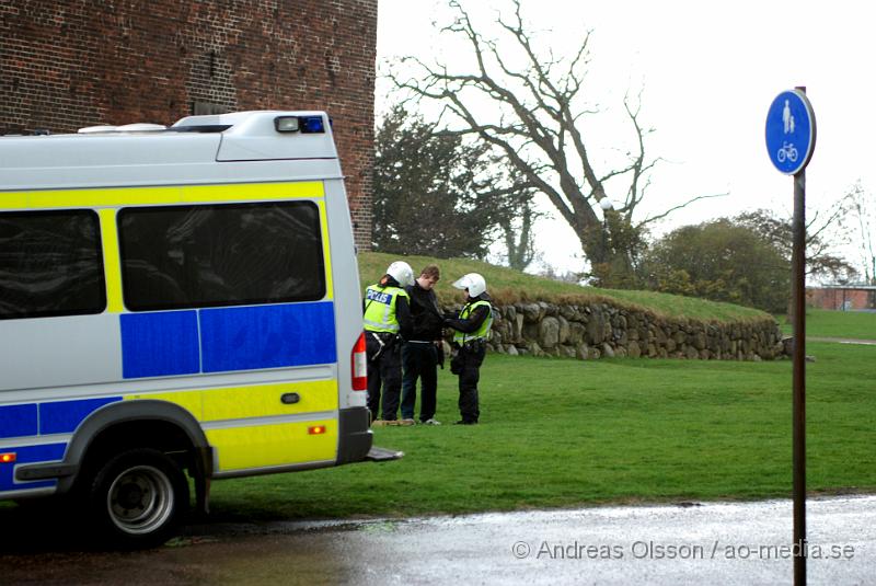 DSC_0014..JPG - Idag demonstrerade högerextremister i Helsingborg, även ett hundratal motdemonstranter från bla AFA demonstrerade. Polisen hade en massiv insatts för att hålla dessa två grupper ifrån varandra, och det lyckades dem med. Den ända insidenten va när motdemonstranterna försökte springa till Konsul Olssons plats där högerextremisterna höll sin demonstration, men stoppades vid kärnan av Polis och blev inringade kring kärnan där dem fick sitta under ca en timmes tid då alla visiterades och sedan fördes in i en buss som körde ut dem ur staden. Ingen ska ha kommit till skada.