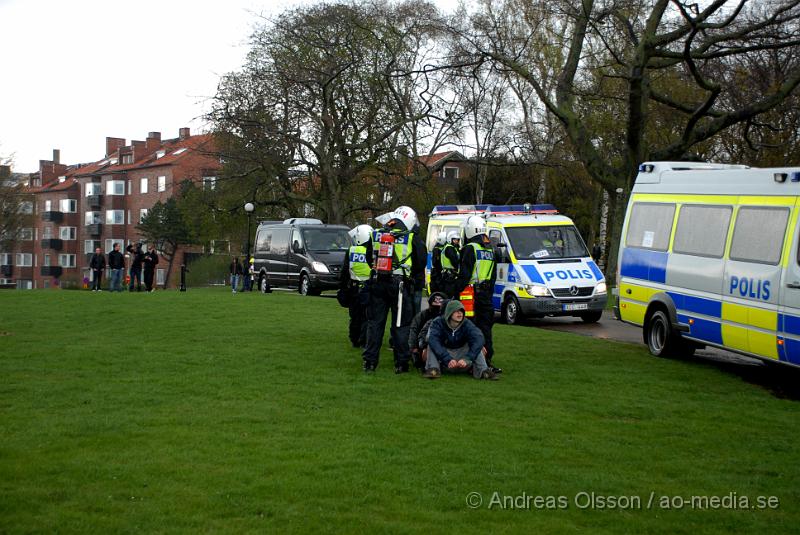 DSC_0014.JPG - Idag demonstrerade högerextremister i Helsingborg, även ett hundratal motdemonstranter från bla AFA demonstrerade. Polisen hade en massiv insatts för att hålla dessa två grupper ifrån varandra, och det lyckades dem med. Den ända insidenten va när motdemonstranterna försökte springa till Konsul Olssons plats där högerextremisterna höll sin demonstration, men stoppades vid kärnan av Polis och blev inringade kring kärnan där dem fick sitta under ca en timmes tid då alla visiterades och sedan fördes in i en buss som körde ut dem ur staden. Ingen ska ha kommit till skada.