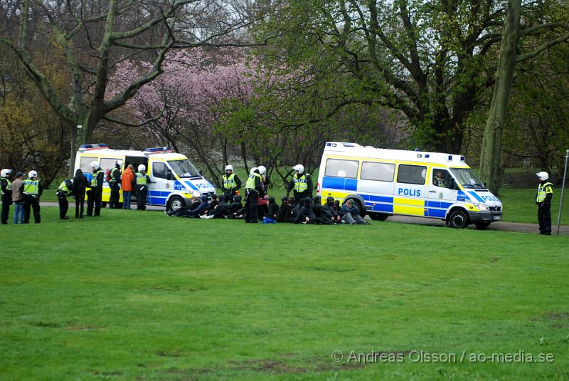 DSC_0016..JPG - Idag demonstrerade högerextremister i Helsingborg, även ett hundratal motdemonstranter från bla AFA demonstrerade. Polisen hade en massiv insatts för att hålla dessa två grupper ifrån varandra, och det lyckades dem med. Den ända insidenten va när motdemonstranterna försökte springa till Konsul Olssons plats där högerextremisterna höll sin demonstration, men stoppades vid kärnan av Polis och blev inringade kring kärnan där dem fick sitta under ca en timmes tid då alla visiterades och sedan fördes in i en buss som körde ut dem ur staden. Ingen ska ha kommit till skada.