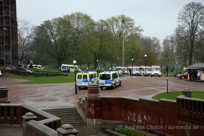 DSC_0016.JPG - Idag demonstrerade högerextremister i Helsingborg, även ett hundratal motdemonstranter från bla AFA demonstrerade. Polisen hade en massiv insatts för att hålla dessa två grupper ifrån varandra, och det lyckades dem med. Den ända insidenten va när motdemonstranterna försökte springa till Konsul Olssons plats där högerextremisterna höll sin demonstration, men stoppades vid kärnan av Polis och blev inringade kring kärnan där dem fick sitta under ca en timmes tid då alla visiterades och sedan fördes in i en buss som körde ut dem ur staden. Ingen ska ha kommit till skada.