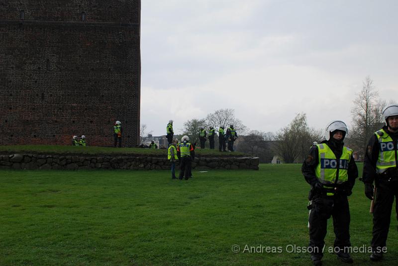 DSC_0017..JPG - Idag demonstrerade högerextremister i Helsingborg, även ett hundratal motdemonstranter från bla AFA demonstrerade. Polisen hade en massiv insatts för att hålla dessa två grupper ifrån varandra, och det lyckades dem med. Den ända insidenten va när motdemonstranterna försökte springa till Konsul Olssons plats där högerextremisterna höll sin demonstration, men stoppades vid kärnan av Polis och blev inringade kring kärnan där dem fick sitta under ca en timmes tid då alla visiterades och sedan fördes in i en buss som körde ut dem ur staden. Ingen ska ha kommit till skada.