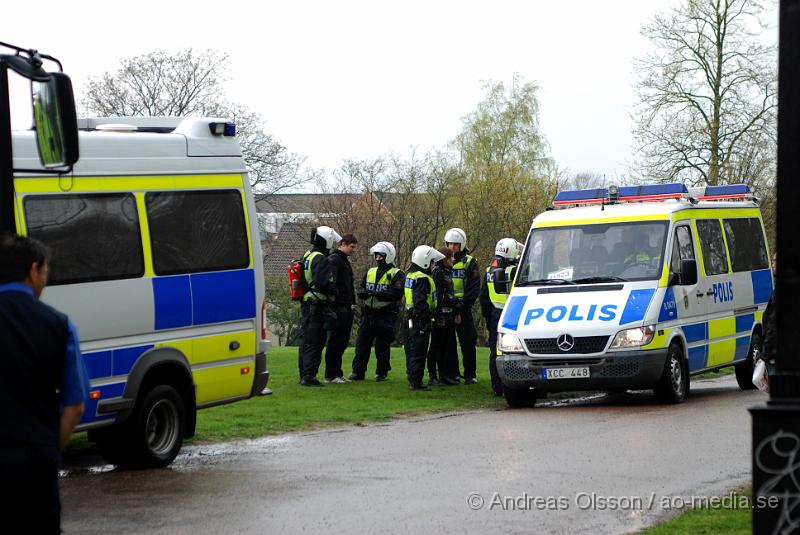 DSC_0018..JPG - Idag demonstrerade högerextremister i Helsingborg, även ett hundratal motdemonstranter från bla AFA demonstrerade. Polisen hade en massiv insatts för att hålla dessa två grupper ifrån varandra, och det lyckades dem med. Den ända insidenten va när motdemonstranterna försökte springa till Konsul Olssons plats där högerextremisterna höll sin demonstration, men stoppades vid kärnan av Polis och blev inringade kring kärnan där dem fick sitta under ca en timmes tid då alla visiterades och sedan fördes in i en buss som körde ut dem ur staden. Ingen ska ha kommit till skada.