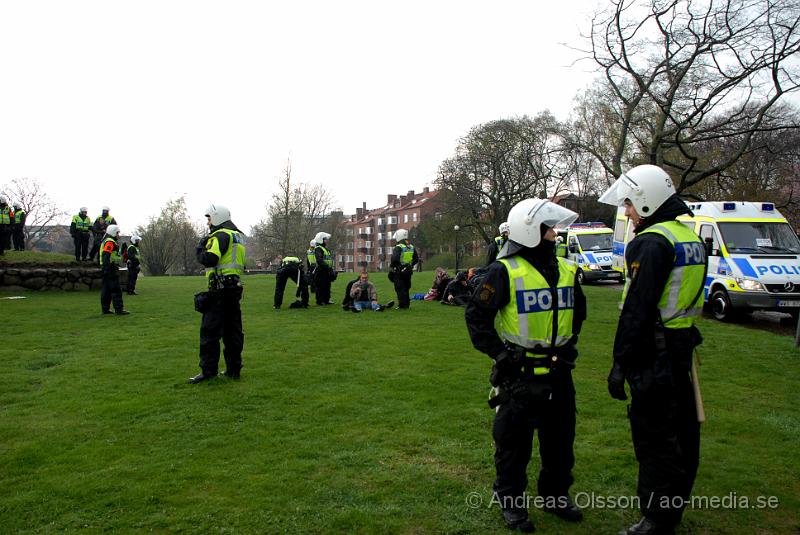 DSC_0019.JPG - Idag demonstrerade högerextremister i Helsingborg, även ett hundratal motdemonstranter från bla AFA demonstrerade. Polisen hade en massiv insatts för att hålla dessa två grupper ifrån varandra, och det lyckades dem med. Den ända insidenten va när motdemonstranterna försökte springa till Konsul Olssons plats där högerextremisterna höll sin demonstration, men stoppades vid kärnan av Polis och blev inringade kring kärnan där dem fick sitta under ca en timmes tid då alla visiterades och sedan fördes in i en buss som körde ut dem ur staden. Ingen ska ha kommit till skada.