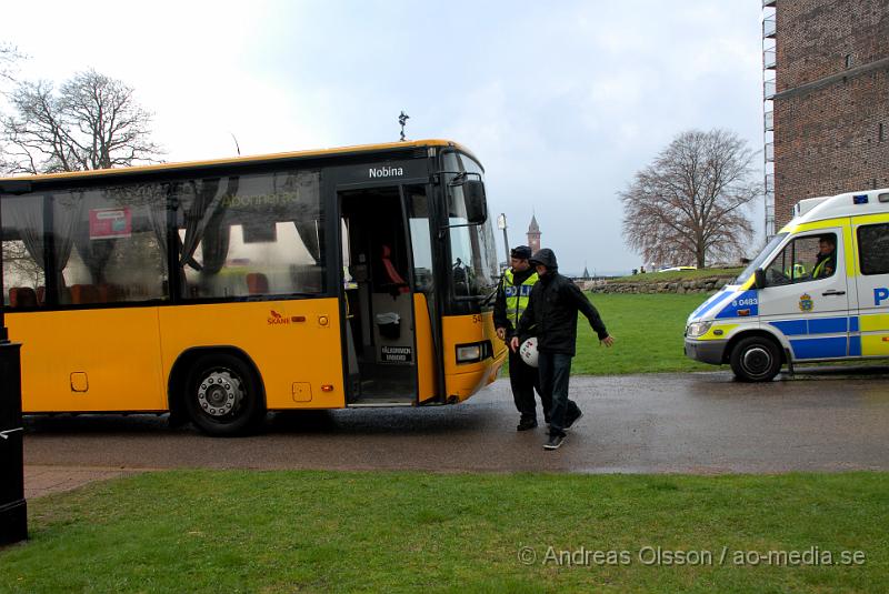 DSC_0022.JPG - Idag demonstrerade högerextremister i Helsingborg, även ett hundratal motdemonstranter från bla AFA demonstrerade. Polisen hade en massiv insatts för att hålla dessa två grupper ifrån varandra, och det lyckades dem med. Den ända insidenten va när motdemonstranterna försökte springa till Konsul Olssons plats där högerextremisterna höll sin demonstration, men stoppades vid kärnan av Polis och blev inringade kring kärnan där dem fick sitta under ca en timmes tid då alla visiterades och sedan fördes in i en buss som körde ut dem ur staden. Ingen ska ha kommit till skada.