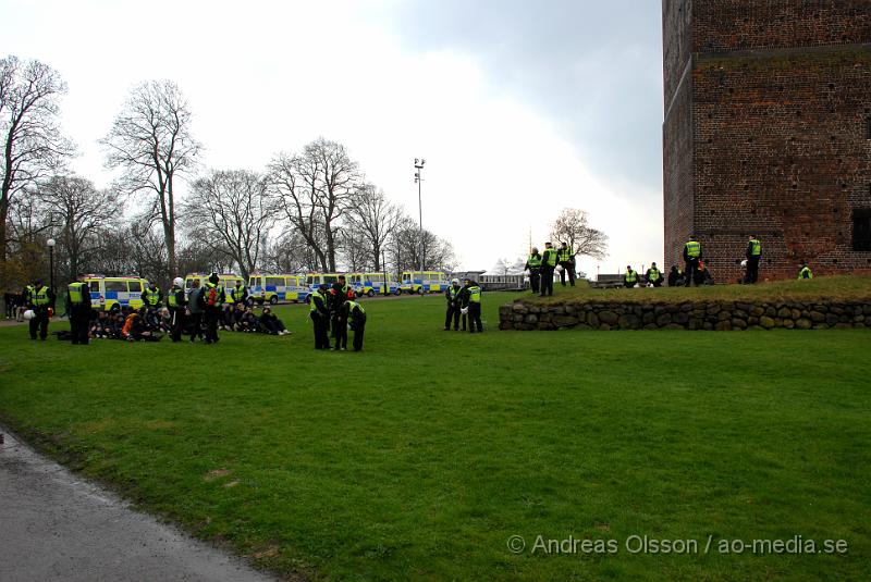 DSC_0025.JPG - Idag demonstrerade högerextremister i Helsingborg, även ett hundratal motdemonstranter från bla AFA demonstrerade. Polisen hade en massiv insatts för att hålla dessa två grupper ifrån varandra, och det lyckades dem med. Den ända insidenten va när motdemonstranterna försökte springa till Konsul Olssons plats där högerextremisterna höll sin demonstration, men stoppades vid kärnan av Polis och blev inringade kring kärnan där dem fick sitta under ca en timmes tid då alla visiterades och sedan fördes in i en buss som körde ut dem ur staden. Ingen ska ha kommit till skada.