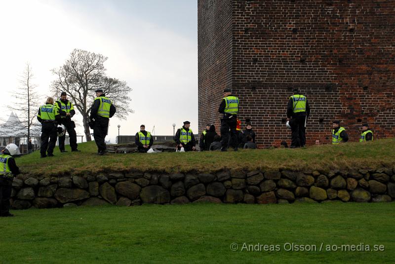 DSC_0028.JPG - Idag demonstrerade högerextremister i Helsingborg, även ett hundratal motdemonstranter från bla AFA demonstrerade. Polisen hade en massiv insatts för att hålla dessa två grupper ifrån varandra, och det lyckades dem med. Den ända insidenten va när motdemonstranterna försökte springa till Konsul Olssons plats där högerextremisterna höll sin demonstration, men stoppades vid kärnan av Polis och blev inringade kring kärnan där dem fick sitta under ca en timmes tid då alla visiterades och sedan fördes in i en buss som körde ut dem ur staden. Ingen ska ha kommit till skada.