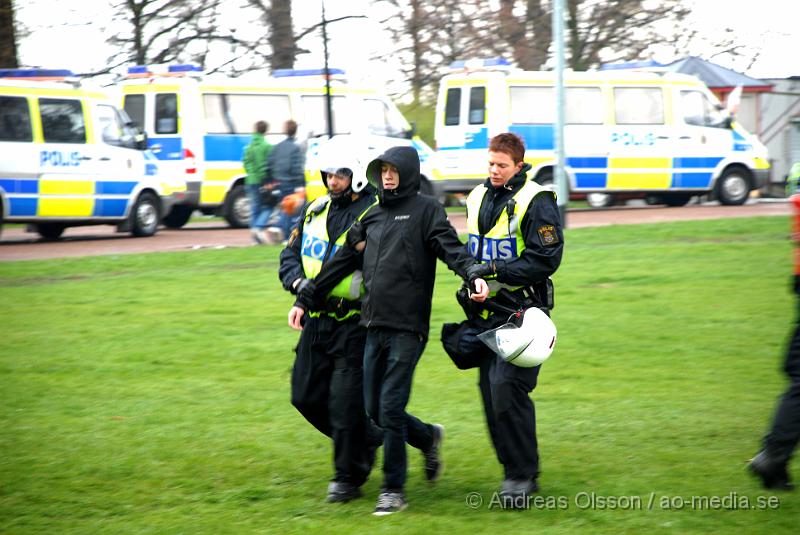 DSC_0030.JPG - Idag demonstrerade högerextremister i Helsingborg, även ett hundratal motdemonstranter från bla AFA demonstrerade. Polisen hade en massiv insatts för att hålla dessa två grupper ifrån varandra, och det lyckades dem med. Den ända insidenten va när motdemonstranterna försökte springa till Konsul Olssons plats där högerextremisterna höll sin demonstration, men stoppades vid kärnan av Polis och blev inringade kring kärnan där dem fick sitta under ca en timmes tid då alla visiterades och sedan fördes in i en buss som körde ut dem ur staden. Ingen ska ha kommit till skada.