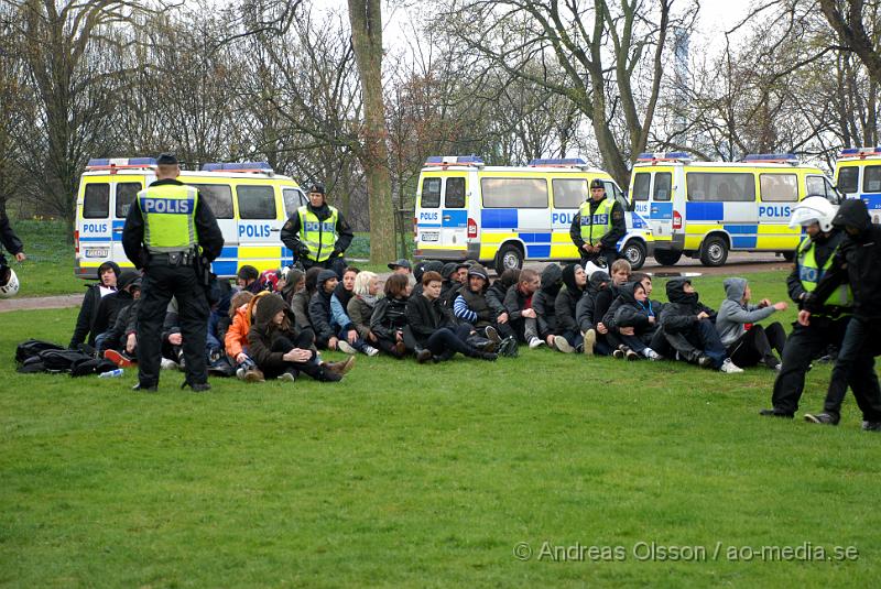 DSC_0033.JPG - Idag demonstrerade högerextremister i Helsingborg, även ett hundratal motdemonstranter från bla AFA demonstrerade. Polisen hade en massiv insatts för att hålla dessa två grupper ifrån varandra, och det lyckades dem med. Den ända insidenten va när motdemonstranterna försökte springa till Konsul Olssons plats där högerextremisterna höll sin demonstration, men stoppades vid kärnan av Polis och blev inringade kring kärnan där dem fick sitta under ca en timmes tid då alla visiterades och sedan fördes in i en buss som körde ut dem ur staden. Ingen ska ha kommit till skada.