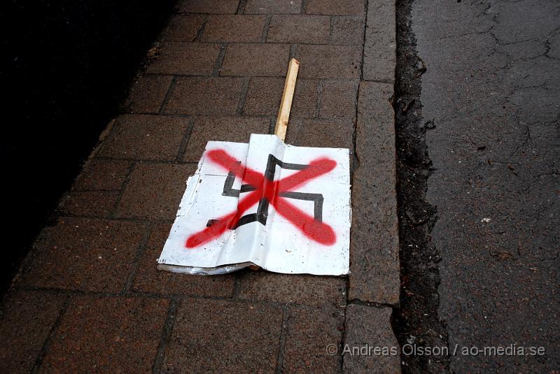 DSC_0034.JPG - Idag demonstrerade högerextremister i Helsingborg, även ett hundratal motdemonstranter från bla AFA demonstrerade. Polisen hade en massiv insatts för att hålla dessa två grupper ifrån varandra, och det lyckades dem med. Den ända insidenten va när motdemonstranterna försökte springa till Konsul Olssons plats där högerextremisterna höll sin demonstration, men stoppades vid kärnan av Polis och blev inringade kring kärnan där dem fick sitta under ca en timmes tid då alla visiterades och sedan fördes in i en buss som körde ut dem ur staden. Ingen ska ha kommit till skada.