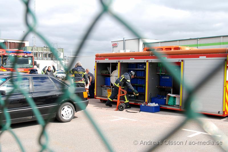 DSC_0044.JPG - Strax innan klockan 10 larmades en större rädddningsstyrka, Flera stationer från räddningstjänsten, flera ambulanser och ett flertal Polis patruller till Bring Frigoscandia i Helsingborg där man hade ett ammoniak utsläpp. Ett större område spärrades först av och minst 16 personer fick föras till sjukhus för kontroll.