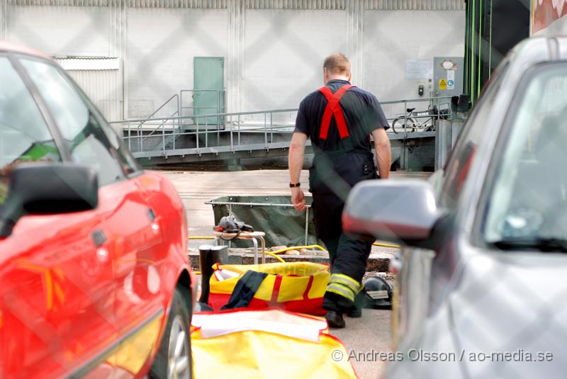 DSC_0048.JPG - Strax innan klockan 10 larmades en större rädddningsstyrka, Flera stationer från räddningstjänsten, flera ambulanser och ett flertal Polis patruller till Bring Frigoscandia i Helsingborg där man hade ett ammoniak utsläpp. Ett större område spärrades först av och minst 16 personer fick föras till sjukhus för kontroll.